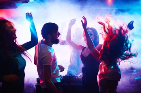 ligar en discoteca|Pinely: Como ligar en una discoteca: Estrategias。